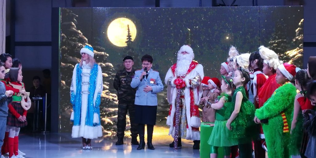 Родительский портал - Полицейский Дед Мороз подарил для детей настоящий праздник